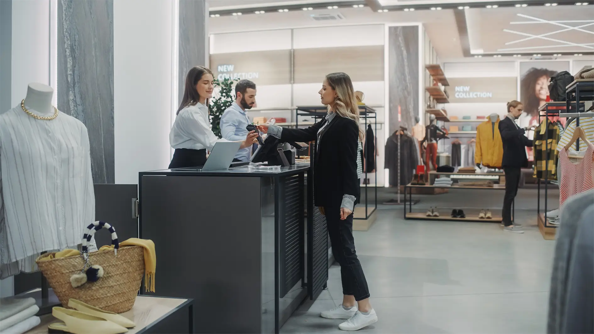 Une cliente à la caisse d'un magasin