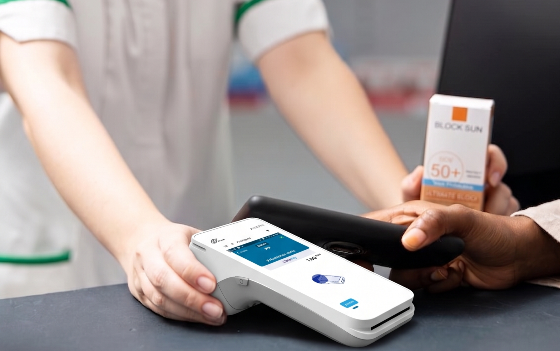 Terminal de paiement PAX A920 Pro utilisé dans une pharmacie lors d'une transaction par carte bancaire.